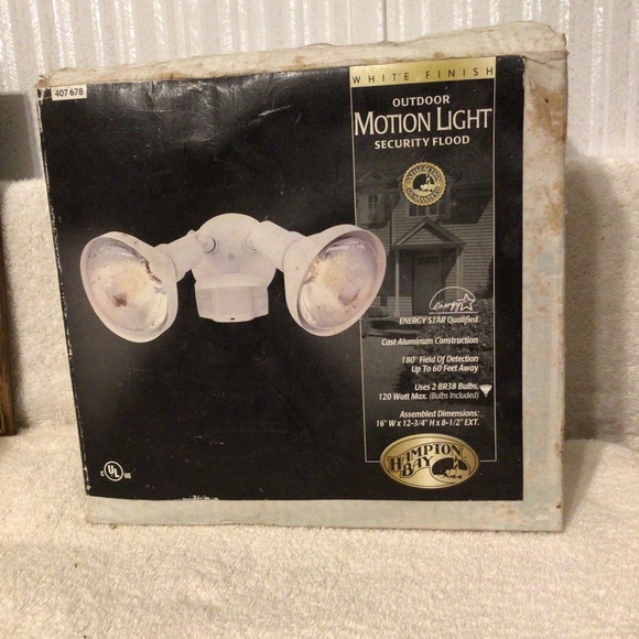 Hampton Bay Outdoor White Finish Motion Security Flood Light 407 678. Open box - Picture 1 of 6